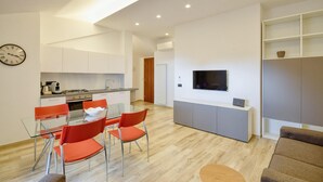 Een modern appartement met keuken, eethoek en woonruimte.
