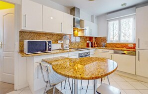Kühlschrank, Mikrowelle, Ofen, Geschirrspüler