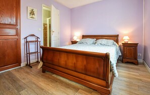 3 bedrooms, travel cot, free WiFi, bed sheets