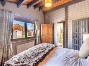 2 bedrooms, bed sheets - 5 The Glades - UK46753 (Tattershall)