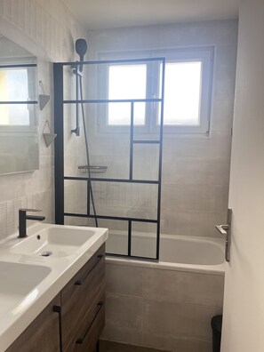 Regadera y papel de baño 
