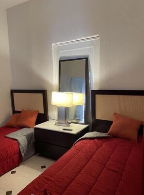 3 bedrooms, desk, iron/ironing board, free WiFi - The Chalk Tropica (San Juan)