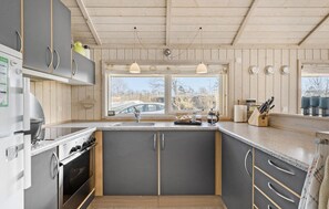 Jääkaappi, uuni, liesi