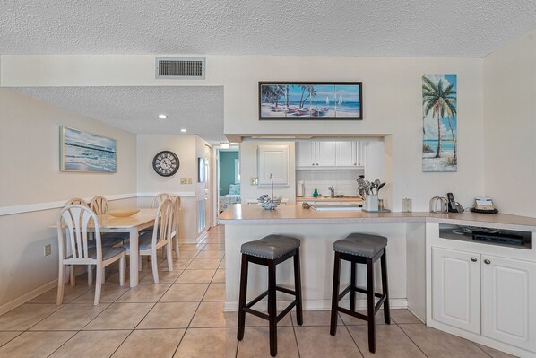 Dining - Gulf-Front Sunset Beach Condo: Spectacular Sunsets, Steps to Beach, Free Parking (Treasure Island)
