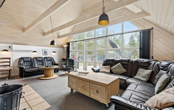 Televisor, llar de foc, futbolí i taula de tennis de taula