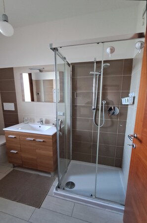 Dusche, Haartrockner, Bidet, Handtücher