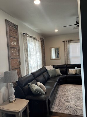 Smart TV, fireplace, DVD player, video library - 1895 Luxury Farmhouse - Blodgett Canyon View -Sleeps 13 (Hamilton)