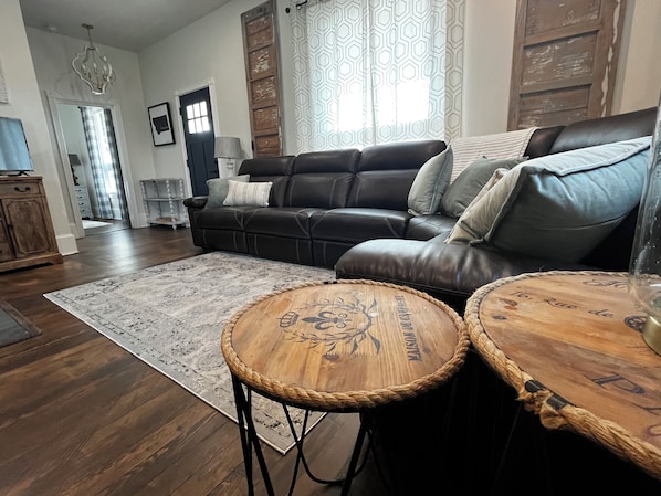 Smart TV, lareira, DVD player, videoteca