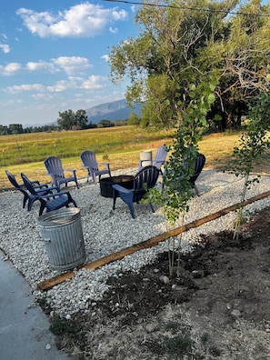 Property grounds - 1895 Luxury Farmhouse - Blodgett Canyon View -Sleeps 13 (Hamilton)