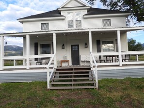 Exterior - 1895 Luxury Farmhouse - Blodgett Canyon View -Sleeps 13 (Hamilton)
