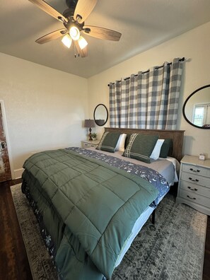 5 bedrooms, desk, iron/ironing board, travel crib - 1895 Luxury Farmhouse - Blodgett Canyon View -Sleeps 13 (Hamilton)