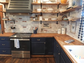 Fridge, microwave, oven, stovetop - 1895 Luxury Farmhouse - Blodgett Canyon View -Sleeps 13 (Hamilton)