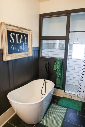 Hair dryer, towels, soap, shampoo - 1895 Luxury Farmhouse - Blodgett Canyon View -Sleeps 13 (Hamilton)