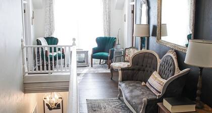 1895 Luxury Farmhouse - Blodgett Canyon View -Sleeps 13