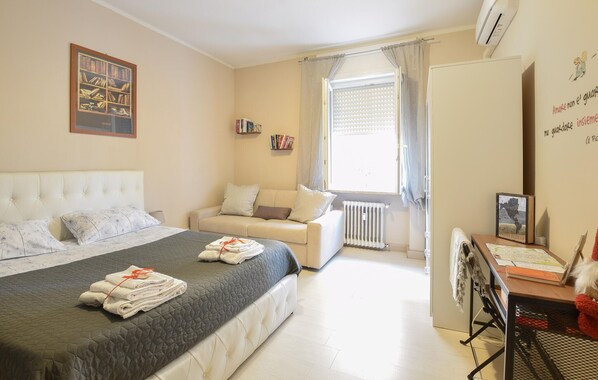A bedroom with a bed, a sofa, a desk, and a window with curtains. - Amazing apartment in Verona with WiFi (Verona)