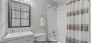 SĂšche-cheveux, serviettes fournies, savon, papier toilette