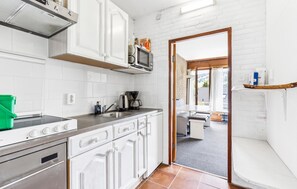 Réfrigérateur, plaque de cuisson, lave-vaisselle, cafetière/bouilloire