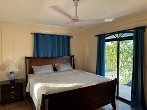 4 bedrooms, iron/ironing board, free WiFi, bed sheets - Beuatiful large house settle in the jungle and ocean, Quepos. Costa Rica (Quepos)