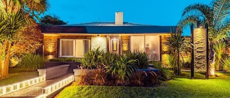 Vista frontal de la propiedad