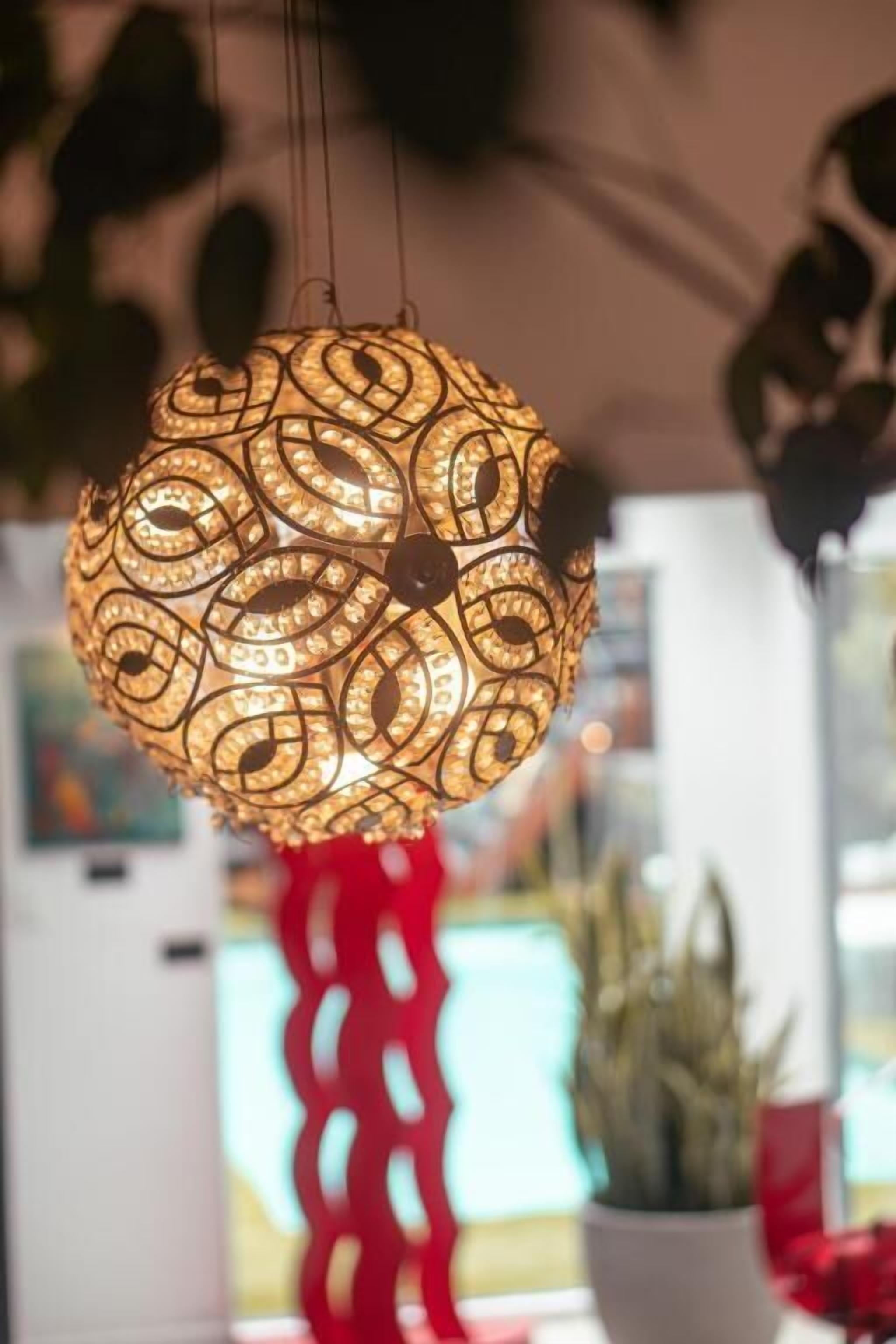 Una lámpara colgante con un diseño decorativo.