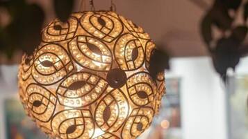 Una lámpara colgante con un diseño decorativo.