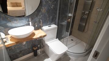Deluxe Double Room | Bathroom