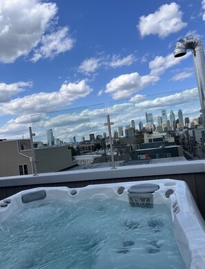 Outdoor spa tub - Hot Tub on Roofdeck (Philadelphia)