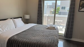 4 chambres, bureau, fer et planche à repasser, lit de bébé portatif