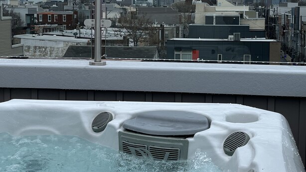 Un bain à remous avec vue sur les toits de la ville.