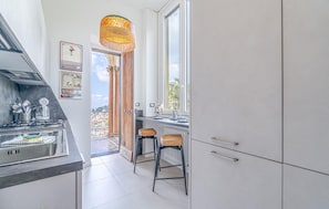 Kühlschrank, Herdplatte, Kochgeschirr/Geschirr/Besteck