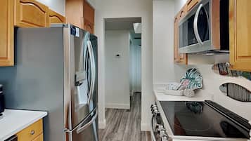 Condo, Multiple Beds, Balcony, Ocean View (#1610 - No Pets Allowed) | Eigene Küche | Kühlschrank, Mikrowelle, Ofen, Herdplatte