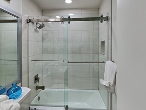 Condo, Multiple Beds, Balcony, Ocean View (#1610 - No Pets Allowed) | 浴室 | 提供毛巾