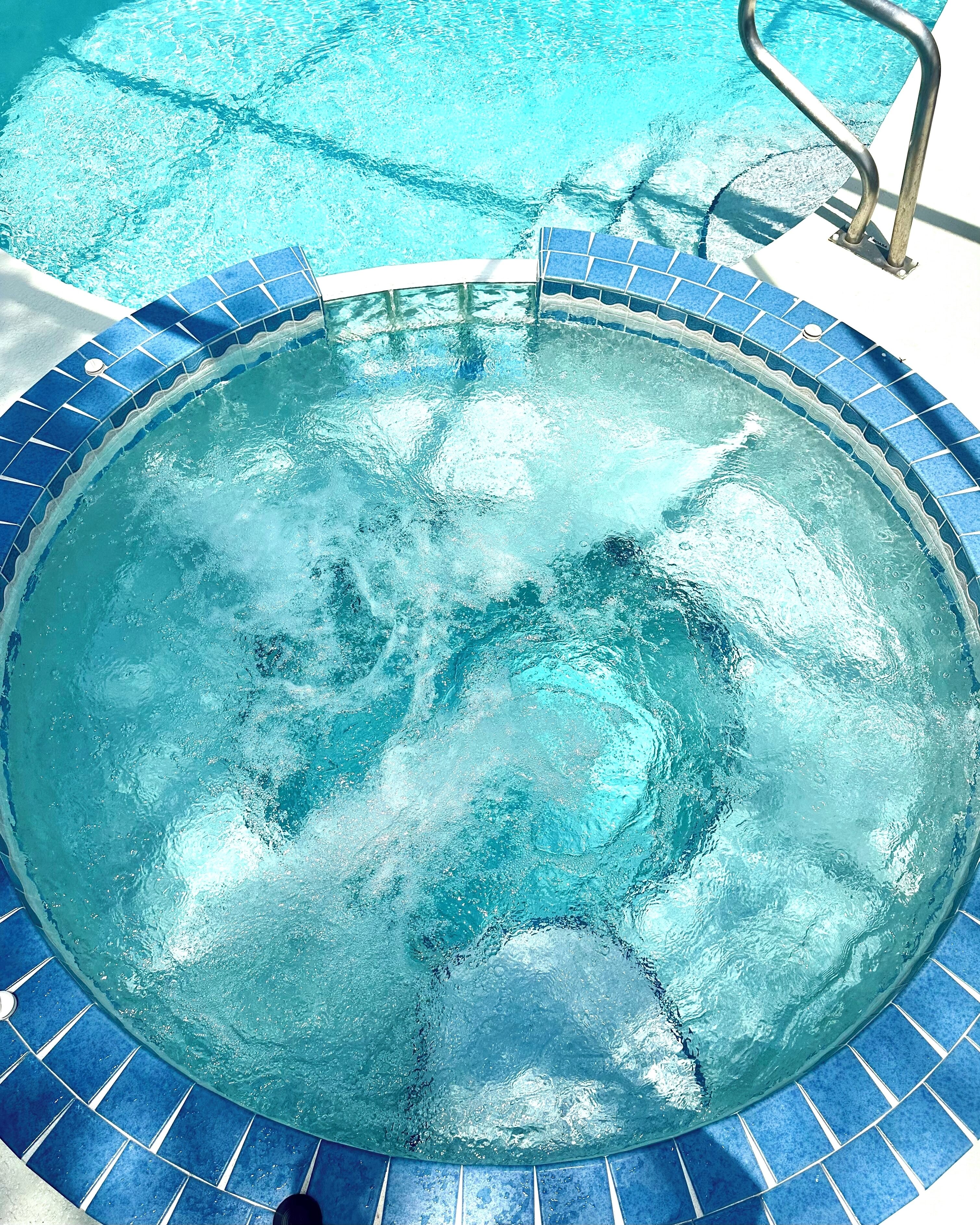 Una piscina al aire libre, una piscina climatizada