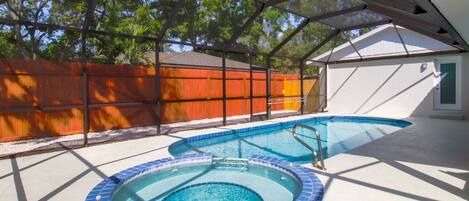 Utomhuspool och uppvärmd pool