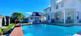 5minutes direct to Kemah with the beaches and countless seafood restaurants 