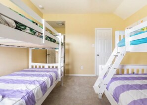 4 Schlafzimmer, Schreibtisch, Bügeleisen/Bügelbrett, Reisekinderbett