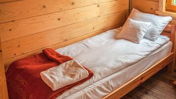 3 bedrooms, travel crib, free WiFi, bed sheets