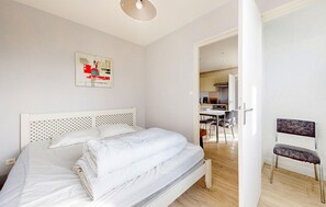 1 bedroom, travel cot