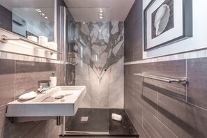 Douche, sèche-cheveux, bidet, serviettes fournies