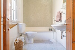 Regadera, amenidades de baño gratuitas, secadora de cabello, bidet 