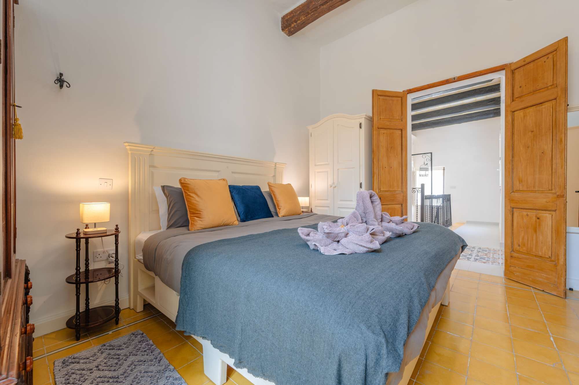 3 slaapkamers, een bureau, een strijkplank/strijkijzer, reisbedje