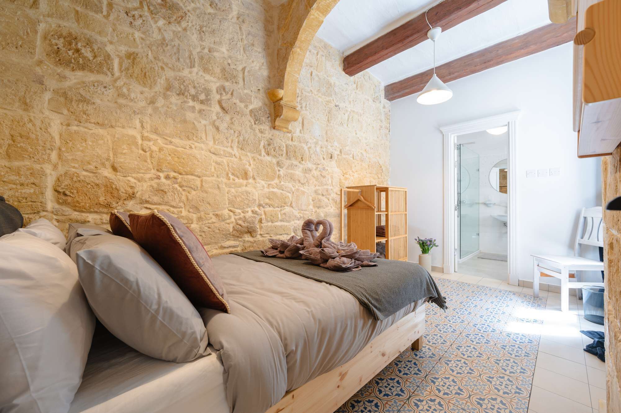 3 dormitorios, escritorio, tabla de planchar con plancha y cuna de viaje