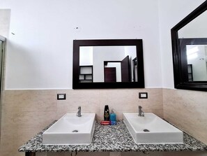 Shower, towels, soap, shampoo - Casa de Descanso Familiar (Nejapa)