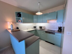 Fridge, microwave, dishwasher, toaster - 605 - Appart T2 vue mer sur les Hauts de Tu Es Roc (ERQUY)