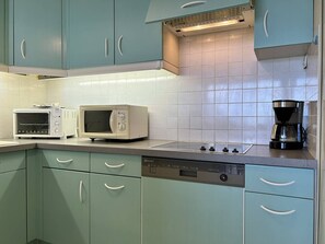 Kühlschrank, Mikrowelle, Geschirrspüler, Toaster