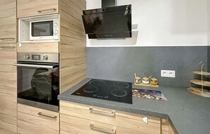 Réfrigérateur, four, plaque de cuisson, cafetière/bouilloire