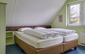 3 bedrooms, travel crib, free WiFi, bed sheets - 3 bedroom gorgeous home in Vlagtwedde (Vlagtwedde)