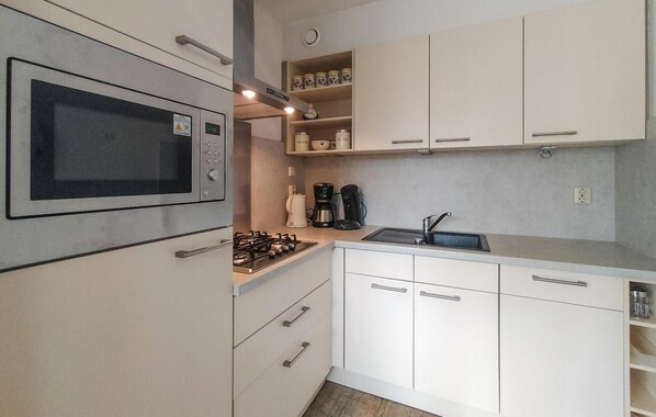 Réfrigérateur, micro-ondes, plaque de cuisson, cafetière/bouilloire