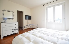 3 bedrooms, travel cot, free WiFi - 3 bedroom awesome home in Camaiore (Camaiore)