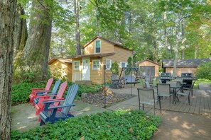 Outdoor dining - Chautauqua Lake Access: Waterfront Cottage w/ Dock (Mayville)